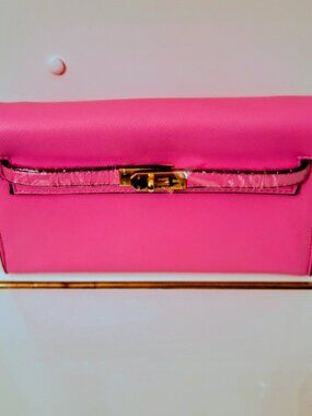 **Pretty in pink!!  Just adorable, cute fashion crossbody. Never used. No brand.